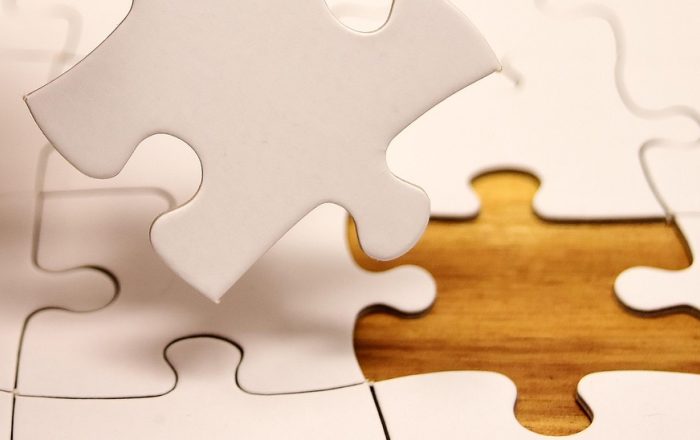 星露谷农场的四季对照拼图，同一块农田在春夏秋冬的不同样貌，色调由绿转金